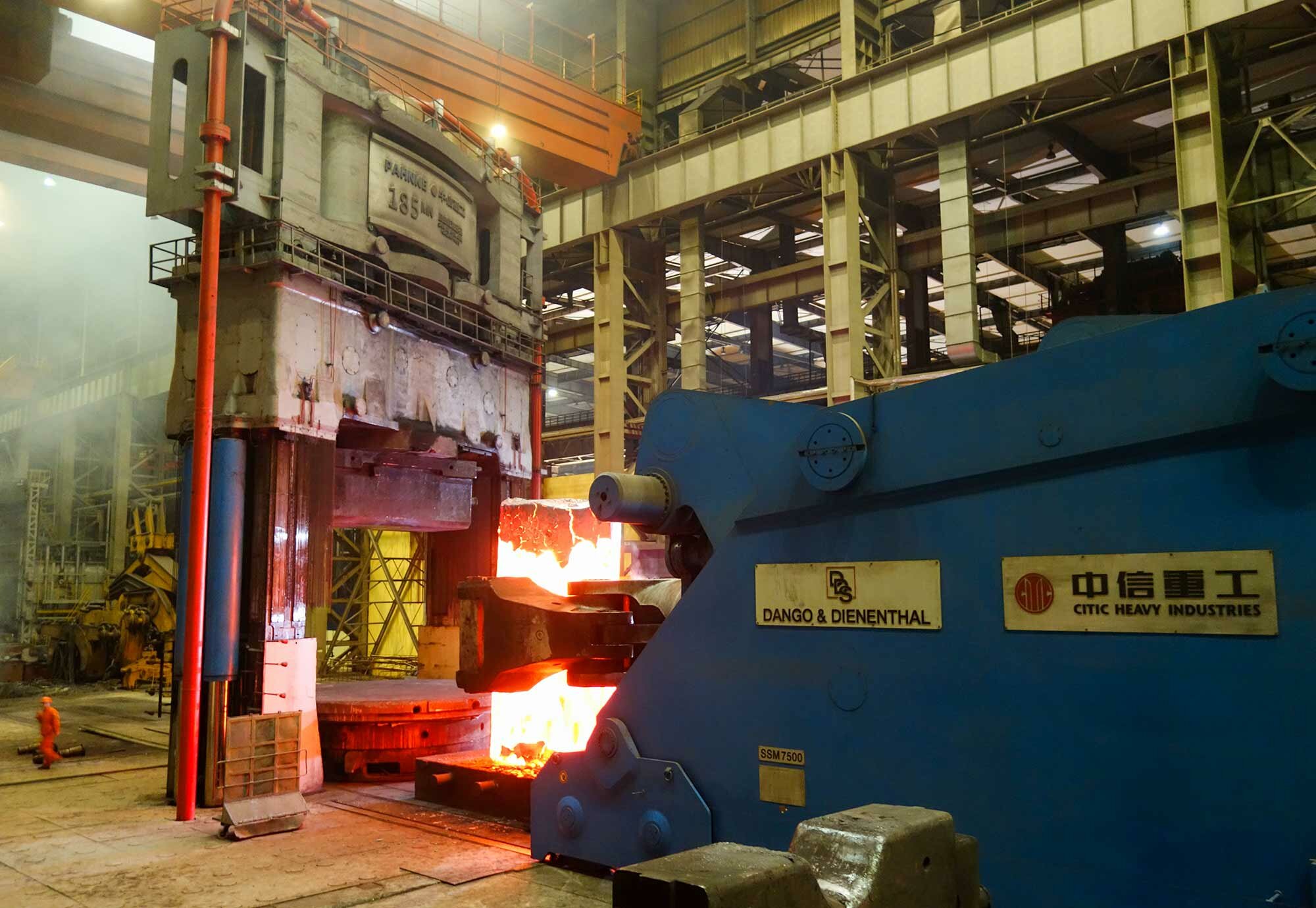 Weltweit größter schienengebundener Schmiedemanipulator (SSM Series) mit 2.550 kN Tragkraft und 7.500 kNm Lastmoment
